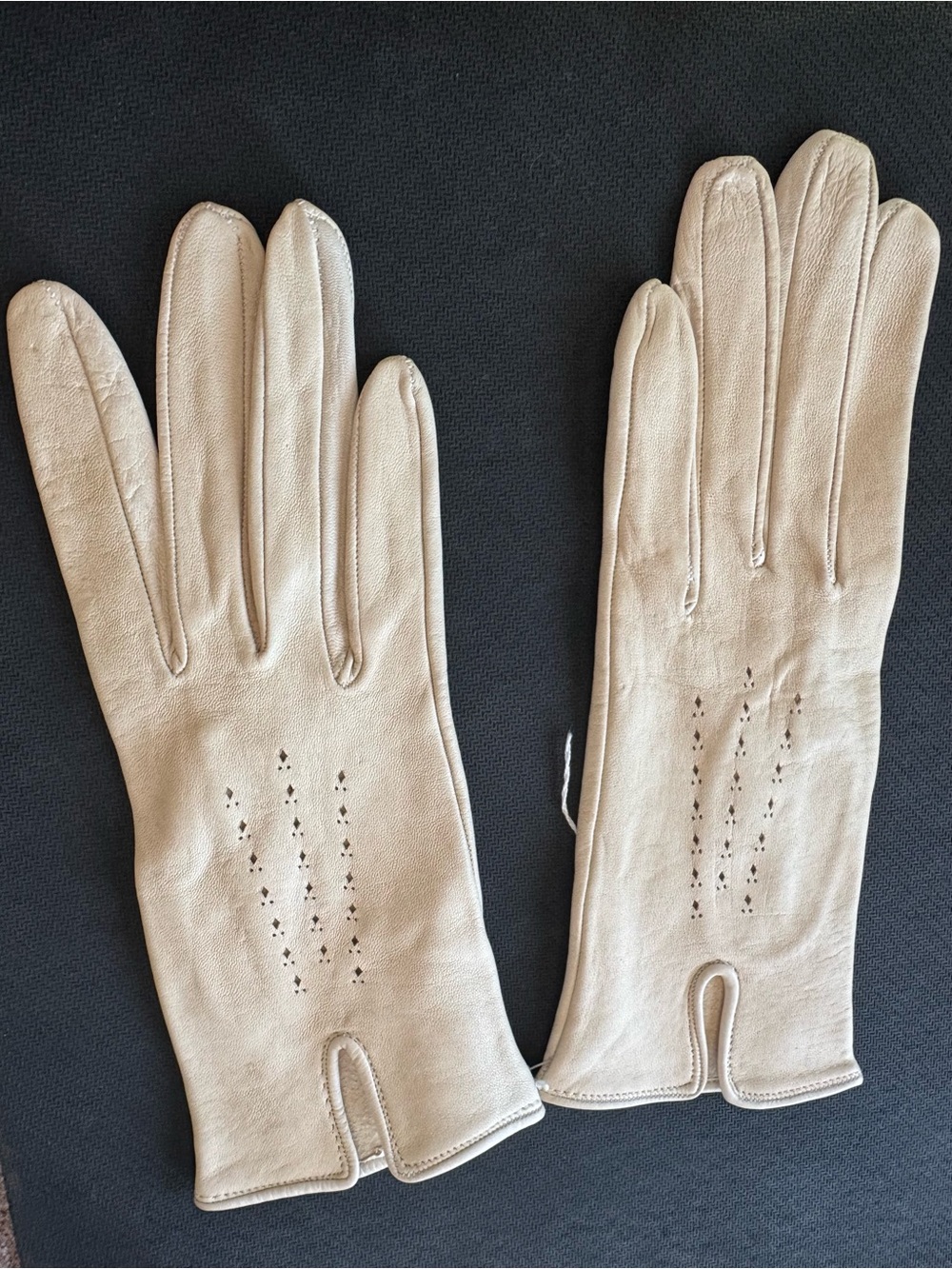 Vintage Leather Classic Driving Gloves in Beige